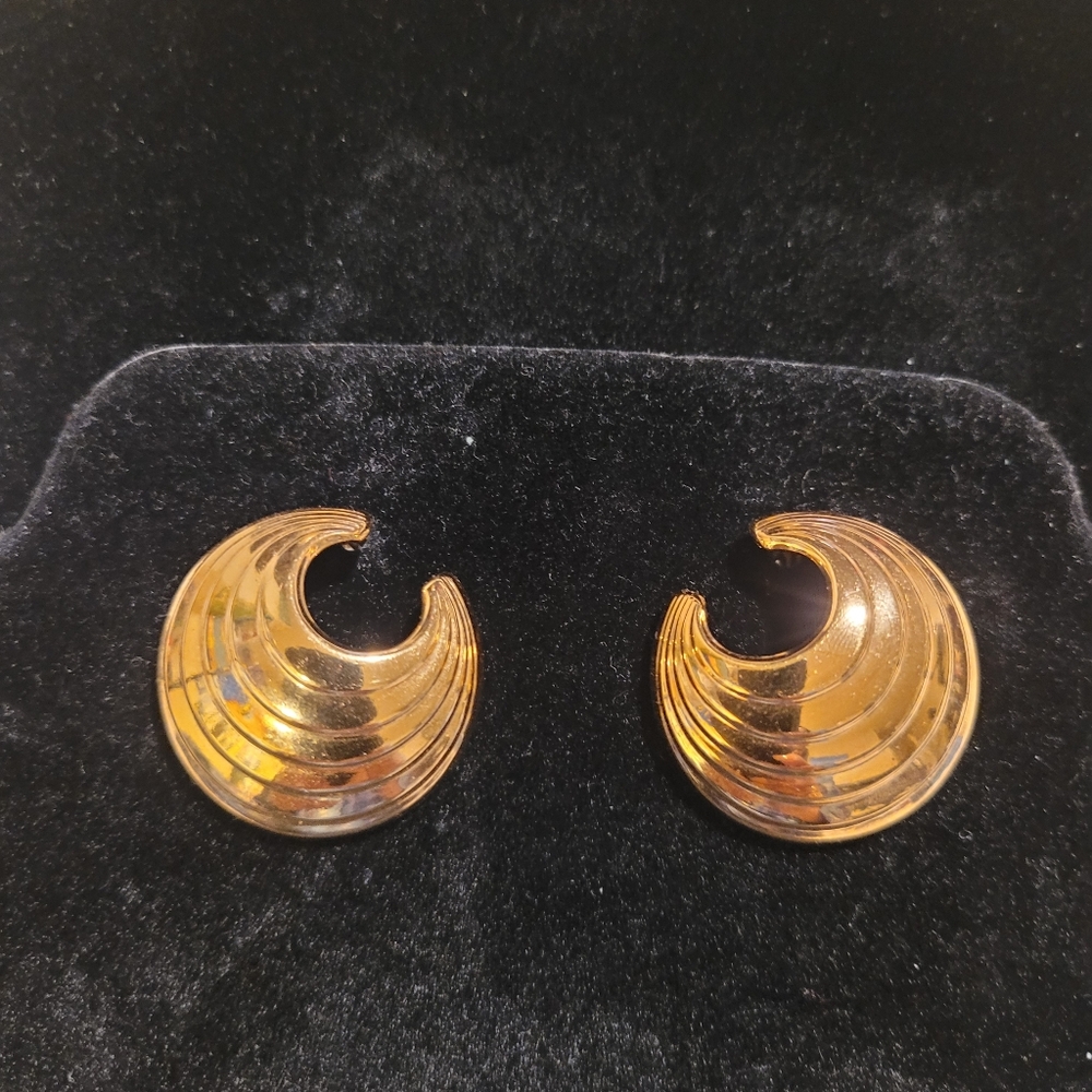 Elegant  Vintage Gold Tone Crescent Earrings